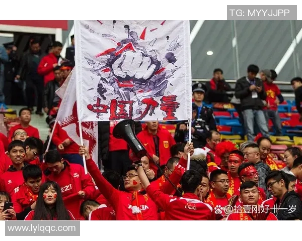 足球明星激情庆祝比心动作展现团结与热爱引发球迷共鸣