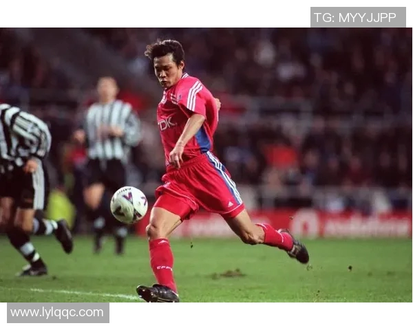 足球明星的爱情故事揭秘：从绿茵场到浪漫人生的情感旅程