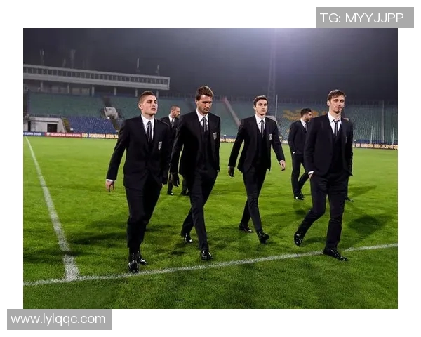 三位足球明星的时尚风采与个性衣裳解析